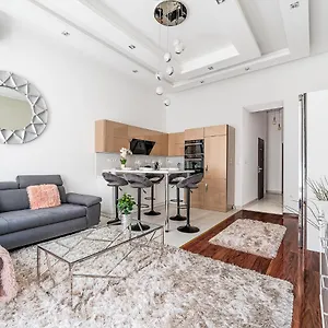 דירה Luxury With Free Garage And Balcony In The Center, בודפשט