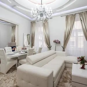 דירה Opera Balkony Luxury With Free Parking, בודפשט